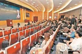 新中国第一位歌剧交响乐女指挥家郑小瑛走进泉州高校图片