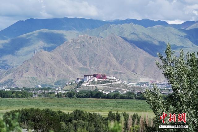 （辉煌60载 魅力新西藏）花木为笔，山湖成画 西藏的每一帧都是神仙壁纸