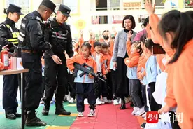 筑牢校园安全防线，南京建邺警方开展反恐防暴演练图片