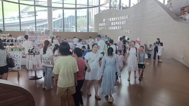 文化纳凉：成都暑期图书馆读者猛增，一座难求
