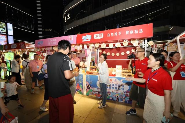 人从众……今夏火出圈！本地居民、全球游客都为静安这里的夜停留丨静安“夜”精彩