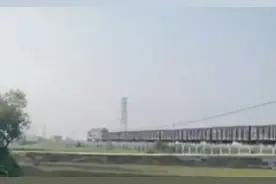 视频曝轿车停在铁道中间逼停火车，当地回应：中煤集团的自备的运煤专线，没有安全隐患图片