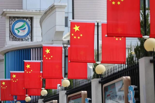 氛围拉满！古城刷屏了，最美中国红！