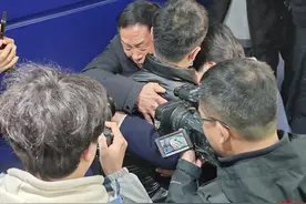 西安一失散25年男子生日当天与亲人团聚 父亲：孩子有我家基因，和两个姐姐一样都教外语图片