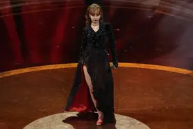 KPOP第一人！Lisa「下半身透视」登奥斯卡激辣  高衩开到腿根被看光图片