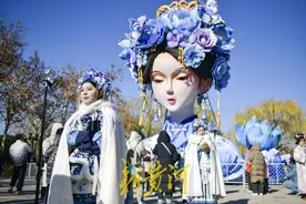 “湖畔雨荷”花灯带火同款打卡妆图片