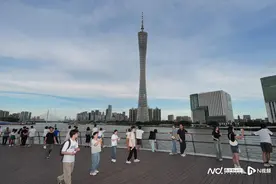 市民游客遇上暑假学生军，海心桥免预约首日人山人海运行平稳图片