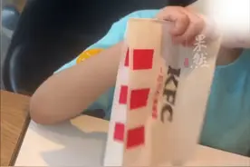 女子肯德基吃饭遇上熊孩子捣乱，直接上手拿食物，还乱抹番茄酱。网友：看到最后一幕我真原地“爆炸”。图片
