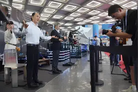 北京亦庄机器人展会上“各显神通”，到2025年产值将达百亿元图片