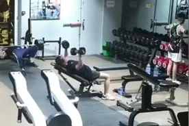 四川一男子卧推100公斤被压无法呼救，情急之下向附近朋友甩出一只鞋……图片