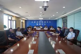 “2024年一汽红旗长春马拉松”超燃开跑 长春市消防救援局全力护航图片