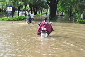 台风“潭美”致三亚内涝：风大雨更大，城市积水深图片