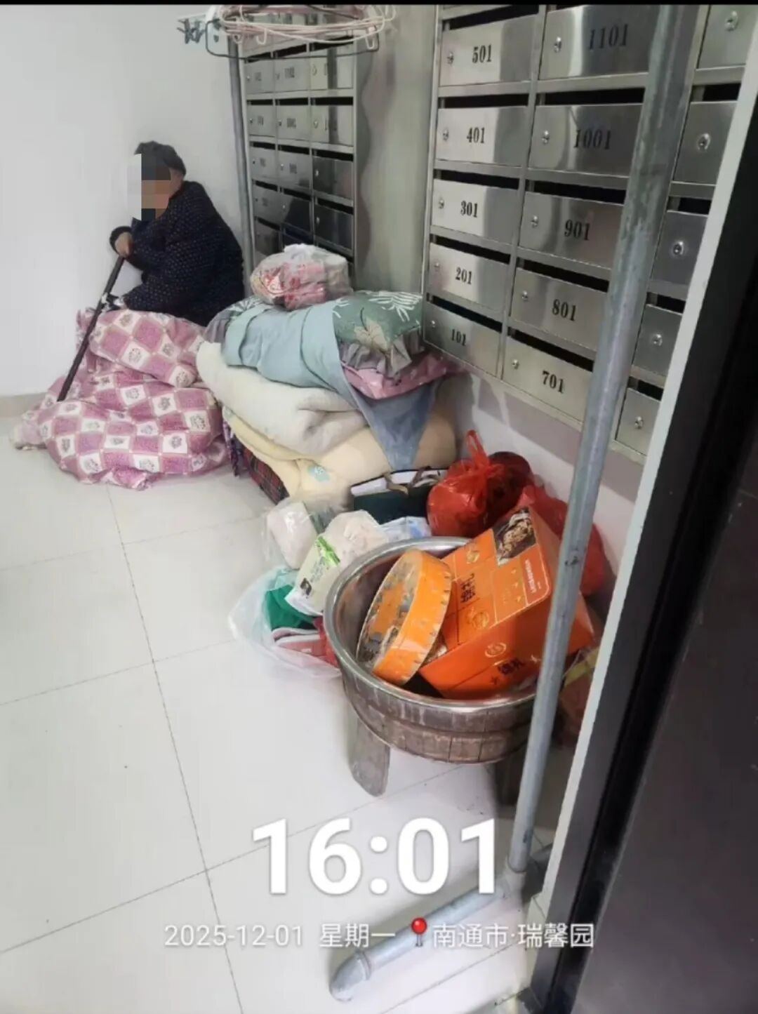 94歲老人被發(fā)現(xiàn)在樓道打地鋪生活 子女贍養(yǎng)問題引關(guān)注