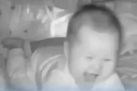 小身躯大能量，人类幼崽第一次翻身后无比开心：“妈妈，我做到啦……图片