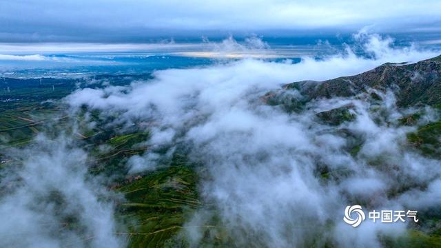 山西平陆雨后云雾升腾 织就田园仙境