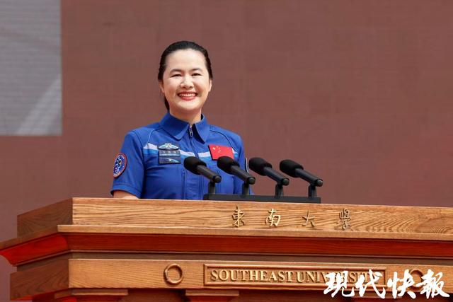 女航天员王浩泽回到母校，东南大学新生现场追星