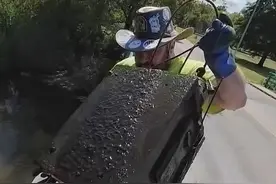 发现“宝藏”？纽约夫妇从湖中“钓”出装有10万美元现金的保险箱图片