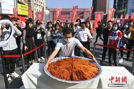 湖南这座县城，何以缔造“辣条王国”？图片