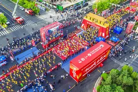 2024嘉峪关长城马拉松暨长城联赛·嘉峪关站鸣枪开赛图片