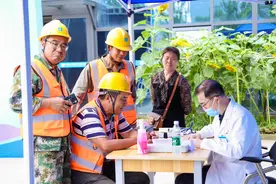 医企共建“实打实” 关爱工友“心连心”图片