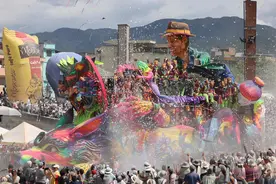 一周看天下丨哥伦比亚：“黑与白”狂欢节图片