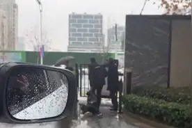合肥一小区保安拖行外来送货老太，通报：红牌警告物业，责令调离项目经理图片