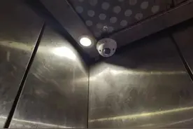 “电动车进了电梯，电梯就不动了！这个办法真是绝了！”图片