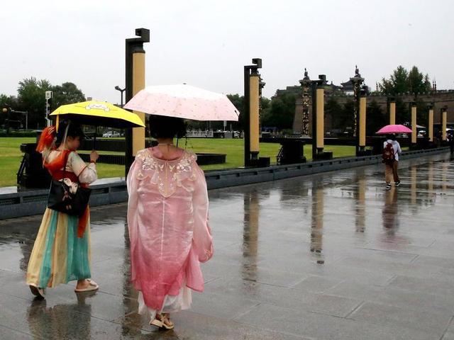 冒雨游城墙