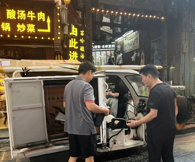 贵州避暑游升温，顺丰小哥奋战一线保后勤
