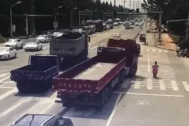 小心盲区！大型车辆“右转必停”如何停？如何走？图片