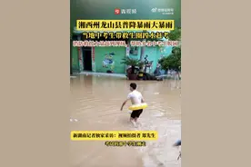 突遇暴雨！“男生套救生圈去中考”视频热传，最新......图片