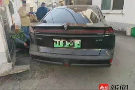 轿车在乡村小道穿行，不慎轧到路人脚图片