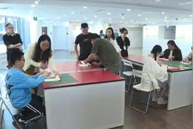 在博物馆里沉浸式学非遗，体验亲手制作线装书→图片