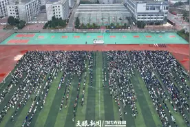 遵义职院举行2024年春季学期升旗仪式暨“开学第一课”活动周启动仪式图片