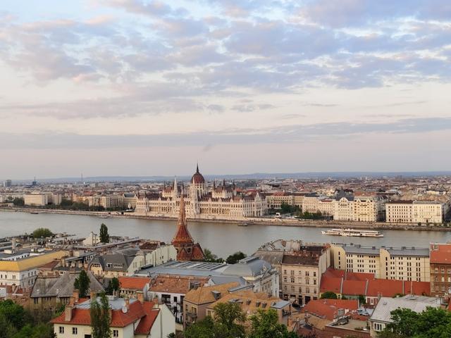 多瑙河畔，在布达静听城市的岁月回声