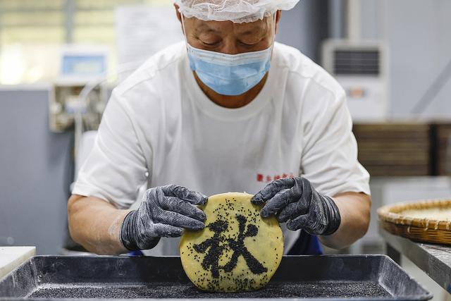 城事｜中秋未至月饼先“战” ，新老玩家激斗百亿市场