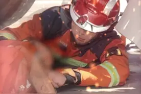 母子遭遇车祸被卷入车底，男孩请消防员先救妈妈图片