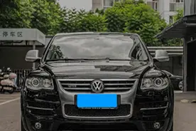 2008款大众途锐W12现身街头，落地170万，全球限量77台！图片