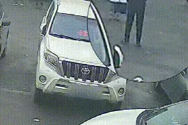 老人晕倒在路边，民警脱下警服为其取暖图片