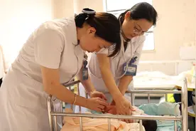 体内脏器反着长，36岁孕妈产下罕见“镜面宝宝”图片