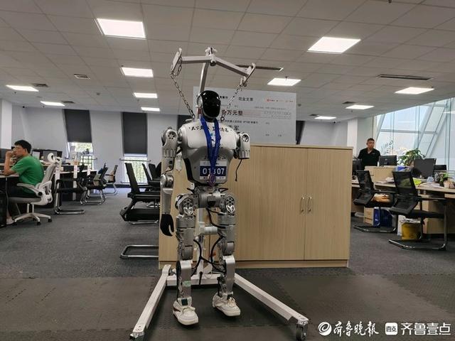 “断臂”完赛火出圈，“济南造”机器人脱颖而出的背后