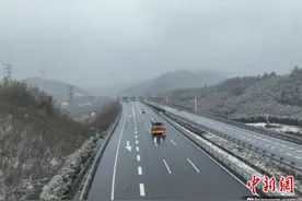 除雪除冰保畅通 浙江多地高速护航春运返乡路图片