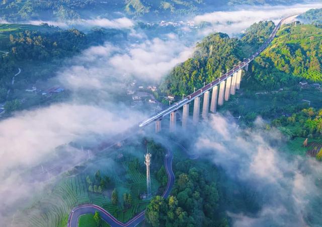 闯入云雾仙境！这里的山色美成水墨画→