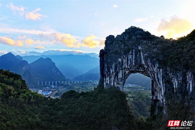 岁暖时刻丨桂林藏着座“大地之眼”！晨曦漫过石拱，看群峰在天然画框里苏醒