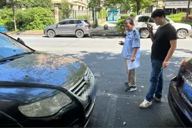 杭州城中“僵尸车”已长草，镇街回应：已处置图片