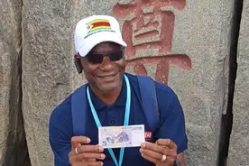 果然视频丨外国嘉宾手拿5元人民币，同“五岳独尊”石刻合影打卡图片