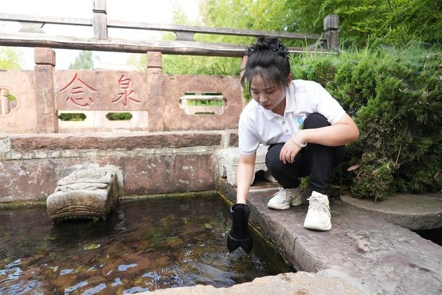 浪溪河畔引“泉炬”！2025济南国际泉水节“泉炬”传递走进平阴洪范泉群