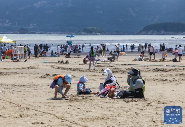 浙江舟山：东海之滨迎来暑期“游客潮”