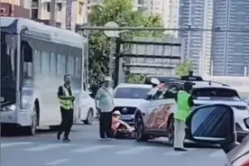 “萝卜快跑”无人驾驶出租车武汉街头撞倒行人? 百度回应图片