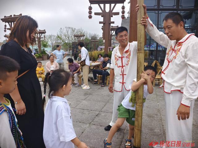世界那么大我要去怀化|“双人爬杆”点亮榆树湾